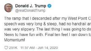 [영상]두손 물컵-계단서 주춤주춤…트럼프 건강이상? “미끄러웠다”