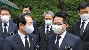 박지원 “코로나 방호복 입혀서라도 대북특사 보내야”