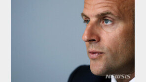 마크롱 “코로나19와의 첫 싸움 승리”…경제활동 전면 개재