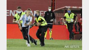 메시와 사진 찍으러 난입한 팬…라리가 “법적 대응”