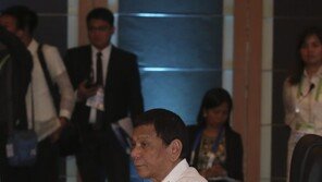 ‘약물과의 전쟁’ 보도 필리핀 언론인 사이버모욕죄 유죄…언론탄압 논란