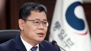 김연철 “남북관계 악화 안타까워…비바람 불어도 갈길 가겠다”