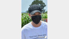 검은 모자와 마스크 쓴 로이킴…팬들 배웅 속 해병대 입대