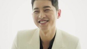 송중기 “나 늙었나보다”…환한 웃음 속 여전히 훈훈한 소년미