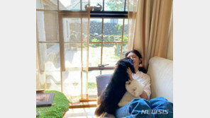 수영, 정경호 반려견 호영이와…‘몽글몽글한 일상’