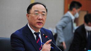 홍남기 “기본소득 동의 안 해…전 국민 빵값 주는 게 맞나”