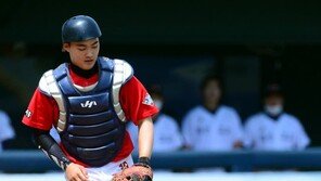 [포토] 이현국 ‘헛스윙 삼진 후 그라운드에 벌러덩~’