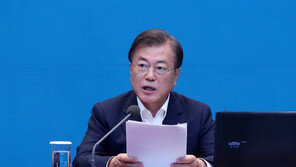 文대통령 “코로나 피해, 하위기업에 ‘멍’이 될지도 몰라”