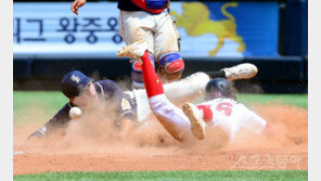 [포토] 흙바람을 일으키며 홈에서 접전
