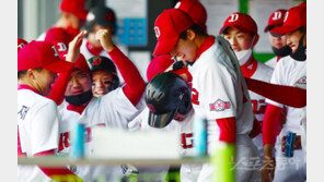 [포토] 신동민의 3점포에 대전고 더그아웃이 들썩~