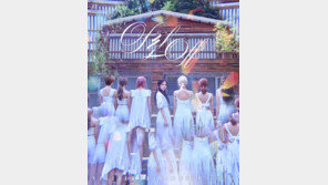 [연예뉴스 HOT①] 걸그룹 ‘네이처’ 신곡 뮤비, 방송 부적격