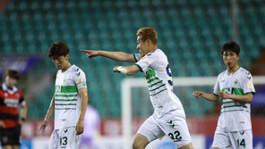 전북의 2골에 모두 관여한 수비수 김민혁, 선두 수성의 일등공신