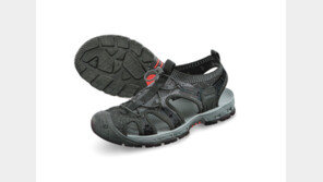 니트 소재로 가볍고 시원한 ‘홀드 니트 맨 샌들’, 물에서도 산에서도… 너 하나면 충분해