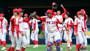 [포토] 부경고, 강원고에 10-9 승리하며 8강 진출