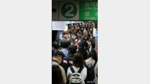 지하철 2호선 시청역 안전관리요원 3명 확진…“방역완료”