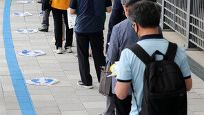 일자리 박람회장에 길게 늘어선 줄