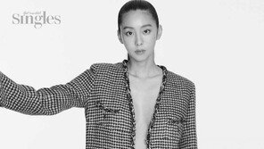 유이, 파격 ‘세미 누드’ 공개…완벽 보디라인