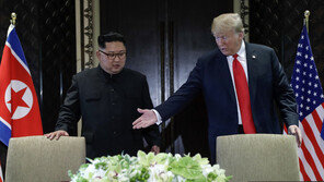 볼턴의 폭로…“폼페이오, 북미회담서 ‘트럼프 거짓말쟁이’ 쪽지”