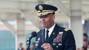 前주한미군사령관 “北압박 위해 핵무기 전개·연합훈련 해야”