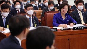 민주 법사위원 “추미애, 검찰에 순치된 것 아닌가”…추미애 “모욕적”