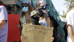 하루 확진자 2700명 넘은 美 플로리다 “셧다운 없다”