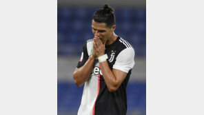 나폴리 악착 수비에 호날두는 유령이었다