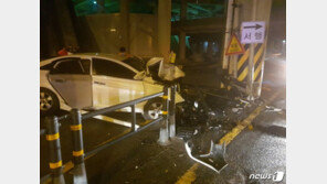 음주 검문 경찰관 매달고 도주하다 ‘쾅’…40대 운전자 붙잡혀