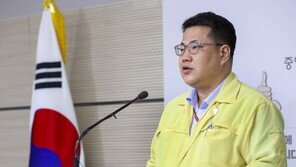 정부 “마스크, 실내선 쓰고 실외선 벗어야…거꾸로 하면 안돼”