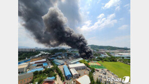 전북 전주 폐차장서 화재 발생…일대 뒤덮은 ‘검은 연기’