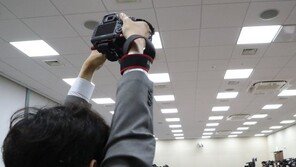 [청계천 옆 사진관]‘찰칵 찰칵’…바쁘다 바빠! 의원 보좌진들