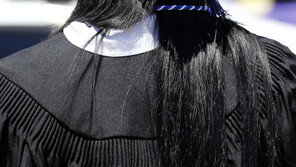 英성별 임금격차, ‘실력차’ 아냐…사회초년생도 男 10% ↑