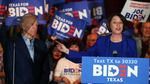 바이든 러닝메이트 유력 의원 “나 말고 유색 여성 선택해야”