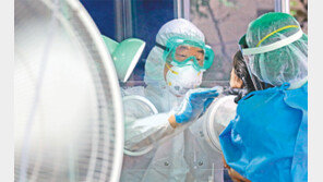 이동식 냉방기 설치한 선별진료소