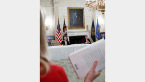 볼턴 회고록 들고 트럼프에 질문하는 백악관 출입기자