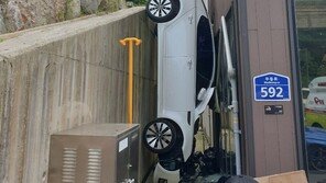 “하마터면” 임산부 차량 옹벽 추락 ‘아찔’