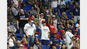 트럼프 털사유세장 밖에서 평화시위하던 여성 체포 돼