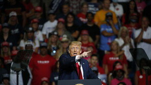 트럼프, 털사 유세서 中무술 쿵푸 빚대 “코로나는 쿵 플루”