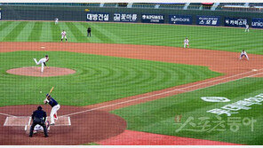 [SD 인사이드] 롯데의 초극단 시프트, “욕 안 먹으려면 안 하면 그만이지만…”