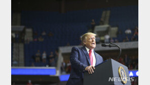 트럼프, 건강 이상설 적극 해명…물컵 던지기도