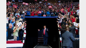 대선캠프 확진자 6명 나온 다음날 유세 강행한 트럼프