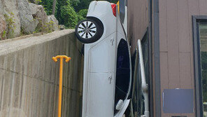 카페-옹벽 사이 추락… 임신부 위험천만