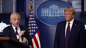 나바로 “회고록 쓴 볼턴, 징역형 처할 수도”