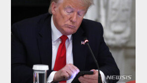 볼턴 “트럼프, 주한미군 이해 못 해…얼간이 짓 끝내자 해”