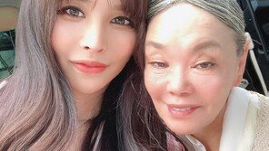 하리수, 김수미 훈훈 인증샷…‘밥은 먹고 다니냐’ 출연