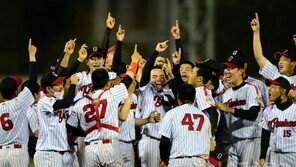 [포토] 첫 우승 김해고 ‘황금사자기를 품에 안다~’