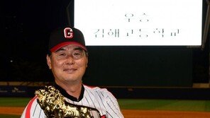 [포토] 박무승 감독 ‘창단 첫 황금사자기 우승!’