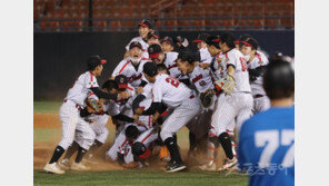 [포토] 김해고, 강릉고 4-3 역전 우승!