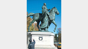 흑인-인디언 거느린 루스벨트 동상 없애기로