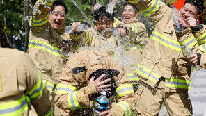 새내기 소방관들 “폭염 속 훈련 뒤엔 이 맛!”… 서울 22일 낮 최고 35.4도 ‘62년만에 6월 최고기온’