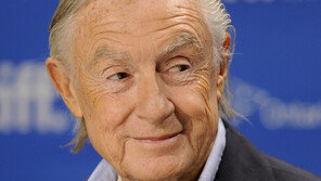 ‘배트맨 포에버’ 영화감독 슈마허, 암 투병 끝 사망…향년 81세